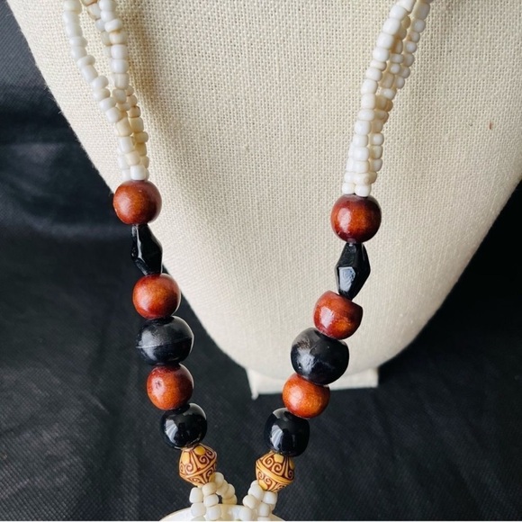 Elegant Beaded Necklace with Shell Pendant - Picture 5 of 7